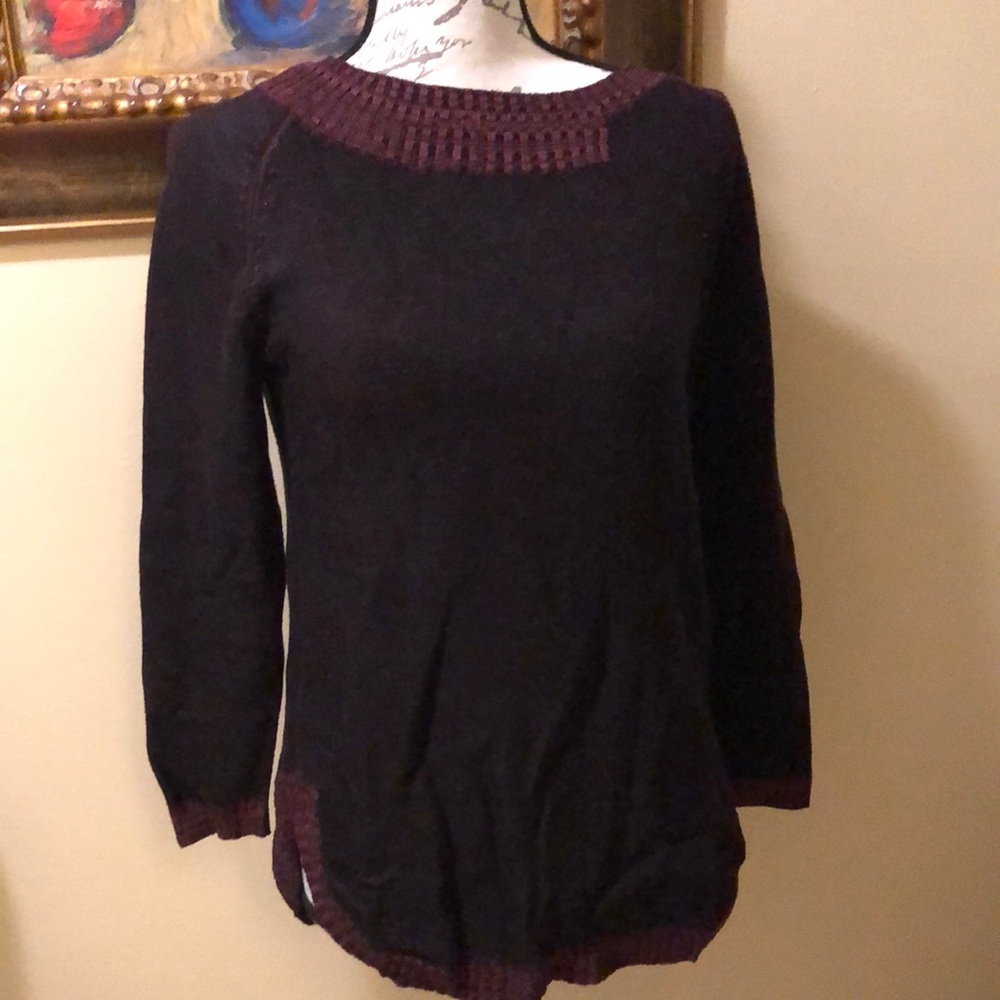 Barbara Wells Studio crew neck long sleeved colorblock trim back buttons sweater